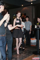 组图：吴千语性感大露背 称夏天到爱秀玉背