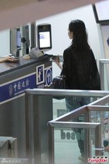 组图：蔡依林透视装现身 素面朝天与粉丝热聊