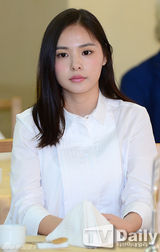 组图：韩星闵孝琳亮相 白衣长发清新范儿