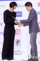 组图：佳仁担任宣传大使 豹纹上衣秀性感