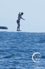组图：梅西乘游艇出海玩跳水 娇妻浑圆美臀惹火