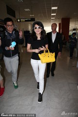 组图：章子怡戛纳现身机场 草编帽黑T恤休闲