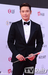 组图：李秉宪帅气依旧 粉丝称赞雕刻美男