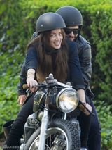 组图：德普未婚妻骑机车俏丽狂野 与弗兰科亲热