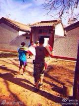 组图：孙兴海南灾区赈灾 烈日下挥汗抗救灾物资