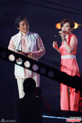 组图：成龙演唱会群星助阵 Super Junior-M任嘉宾