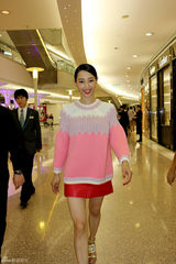 组图：白百何时尚活动五度换装 平底靴征战红毯