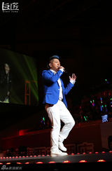 组图：羽泉西安开唱high翻中秋 现场浓情四溢