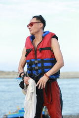 组图：林志颖与老爸同受冲浪惩罚 杨威大秀身材