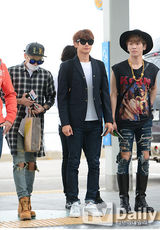 组图：SHINee等亮相机场 全副武装走神秘路线