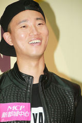 独家：Gary香港出席活动 低调暖男拥抱粉丝