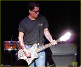 组图：约翰尼德普变身摇滚型男 玩吉他秀技巧