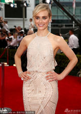 组图：泰勒-席林露肩长裙亮相艾美红毯