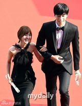 组图：胡歌亮相韩国颁奖礼 大胡子梳背头难认出