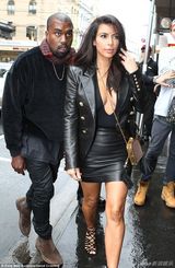 组图：卡戴珊酷帅皮裙裹臀 真空深V装秀八字奶