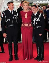 组图：56岁莎朗-斯通红裙美艳 胸门大开秀性感