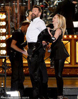 组图：休-杰克曼主持托尼奖飚rap 嗨翻被扒衣服