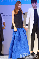 组图：赵寅成孔孝真深情对视 浪漫甜蜜