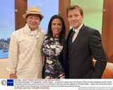 组图：成龙录制《早安英国》 比二卖萌表情多