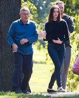 组图：安妮-海瑟薇公园打太极频露甜笑