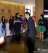 组图：李亚鹏提前庆生心情佳 幸福收花合影同事