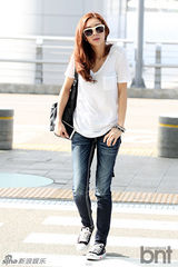 组图：G.NA亮相机场 白T牛仔展女神笑容