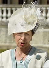 组图：凯特王妃出席游园会 裸色蕾丝连衣裙抢眼