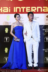 组图：高圆圆珠光宝气现身 大方秀身材无孕相