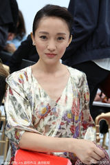 组图：周迅何超仪亮相时装周 女神变身小粉丝