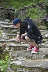 组图：张玮加盟音乐真人秀 抓鱼割草找创作灵感