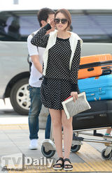 组图：高雅拉现身机场 皮肤完美近照无瑕