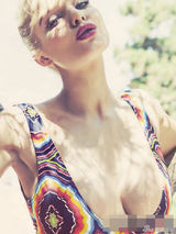 组图：曼城女神海伦香艳写真 掀衣露半乳秀胴体