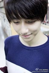 组图：清华校草李润东走红 女妆照生活照颜值爆表