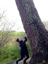 组图：邓紫棋新西兰游霍比特人小屋 笑称变巨人