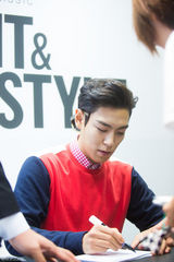 独家：BigBang成员Top帅气办签名会