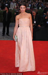 组图：意片《青春韶华》首映 导演与妻子秀恩爱