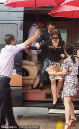 组图：刘晓庆获多人撑伞显大牌 与化妆师秀亲密