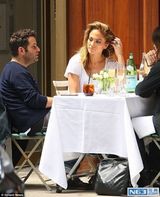 组图：洛佩兹陪妈妈外出用餐 母女一路开心热聊