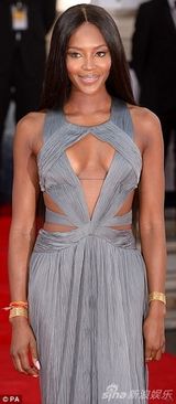 组图：黑珍珠赴英奥斯卡电视奖 中空长裙露美胸