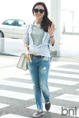 组图：金喜爱便衣亮相机场 散发熟女知性美