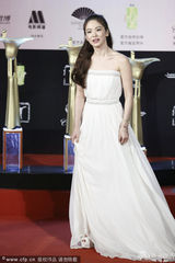 组图：宋慧乔现身 白色抹胸裙清新闪亮秀美背