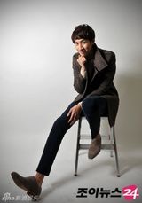 组图：韩星李光洙拍写真 冷酷表情显摩登气息