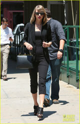 组图：斯威夫特全黑装束出街 抹胸连体裤秀纤腰