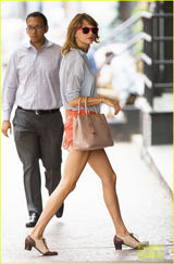 组图：斯威夫特衬衫配热裤清爽出街 秀性感长腿