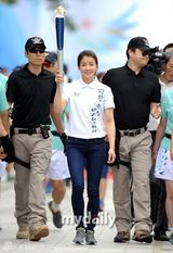 组图：韩星李诗英孝琳为亚运会传递火炬