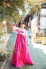 组图：金莎韩服写真气质迷人 创作才女面露娇嗔