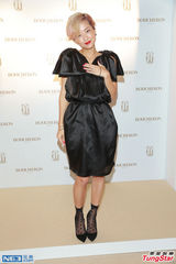 组图：徐濠縈欲把Eason未遮羞版专辑封面晒微博