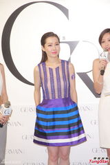 组图：吴千语秀蛮腰努力练人鱼线 男友林峰支持