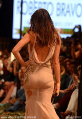 组图：C罗女友走秀遇尴尬 裙子被撑破露大腿