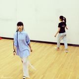 组图：小彩旗清纯演剧版静秋 素颜排练发辫独特